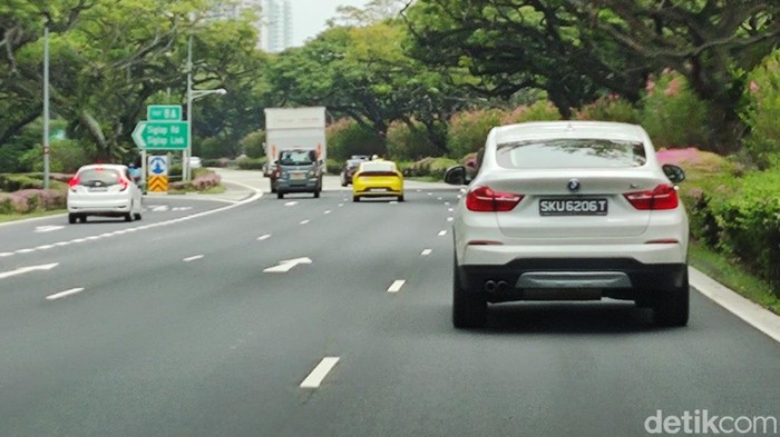 Mobil di Singapura.