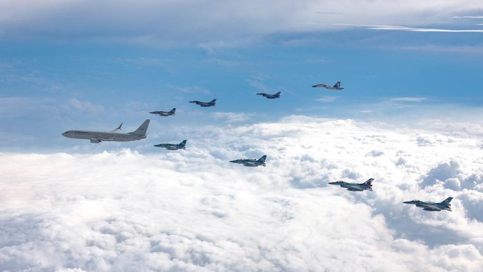 Momen delapan pesawat tempur mengawal Presiden ke-7 RI Joko Widodo pulang ke Solo ramai diperbincangkan. TNI AU ungkap sosok Naga penjepret foto. (dok TNI AU)
