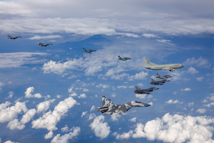 Momen delapan pesawat tempur mengawal Presiden ke-7 RI Joko Widodo pulang ke Solo ramai diperbincangkan. TNI AU ungkap sosok Naga penjepret foto. (dok TNI AU)