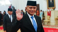 Lodewijk Freidrich Paulus melambaikan tangannya. Lodewijk dilantik menjadi Wakil Menteri Koordinator Bidang Politik dan Keamanan.  