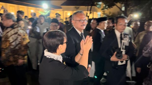 Momen perpisahan Retno Marsudi dengan pegawai Kemlu RI