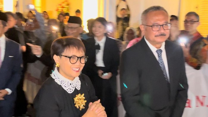 Momen perpisahan Retno Marsudi dengan pegawai Kemlu RI