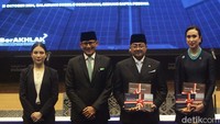 Menparekraf Peridode 2020-2024 Sandiaga Uno didampingi Wamenparekraf periode 2019-2024 Angela Tanoesoedibjo bersama Widiyanti Wardhana dan Teuku Riefky berfoto bersama di Balairung Soesilo Soedarman.