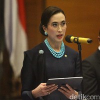 Tanpa aksesori berlian berkilauan, Widiyanti memilih tampil sederhana dengan pilihan kalung mutiara biru muda, warna yang sesuai dengan dress code pelantikan menteri. Bros dan giwang dengan permata biru menambah kesan elegan pada penampilannya. Foto: Ari Saputra