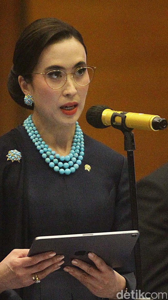 Tanpa aksesori berlian berkilauan, Widiyanti memilih tampil sederhana dengan pilihan kalung mutiara biru muda, warna yang sesuai dengan dress code pelantikan menteri. Bros dan giwang dengan permata biru menambah kesan elegan pada penampilannya. Foto: Ari Saputra