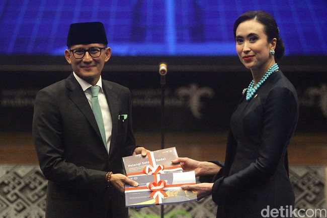 Inilah potret cantiknya usai resmi dilantik. Mantan Menteri Pariwisata Sandiaga Uno menyerahkan jabatannya ke menteri baru tersebut. Foto: Ari Saputra