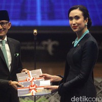 Inilah potret cantiknya usai resmi dilantik. Mantan Menteri Pariwisata Sandiaga Uno menyerahkan jabatannya ke menteri baru tersebut. Foto: Ari Saputra