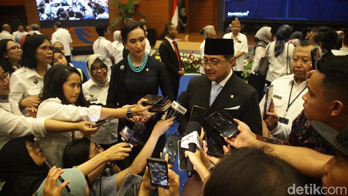 Kementerian Pariwisata dan Ekonomi Kreatif dipecah menjadi Menteri Pariwisata dan Menteri Ekonomi Kreatif. Sertijab kedua menteri itu dilakukan di Gedung Sapta Pesona Jakarta.