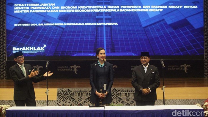Momen Sandiaga Sertijab ke Dua Menteri Baru Kementerian Pariwisata dan Ekonomi Kreatif dipecah menjadi Menteri Pariwisata dan Menteri Ekonomi Kreatif. Sertijab kedua menteri itu dilakukan di Gedung Sapta Pesona Jakarta.
