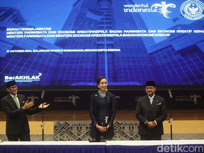 Momen Sandiaga Uno Sertijab ke Dua Menteri Baru
