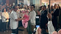 Kehadiran Sri Mulyani dan tiga wamen disambut tepuk tangan para pegawai Kemenkeu yang telah menantinya di Kantor Kementerian Keuangan, Jakarta, Senin (21/10/2024).