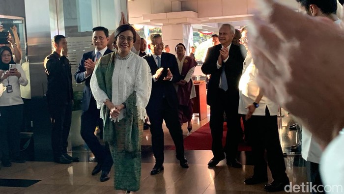 Sri Mulyani Indrawati kembali menjabat sebagai Menteri Keuangan untuk periode 2024-2029. Kedatangannya ke Kemenkeu disambut para pegawai.