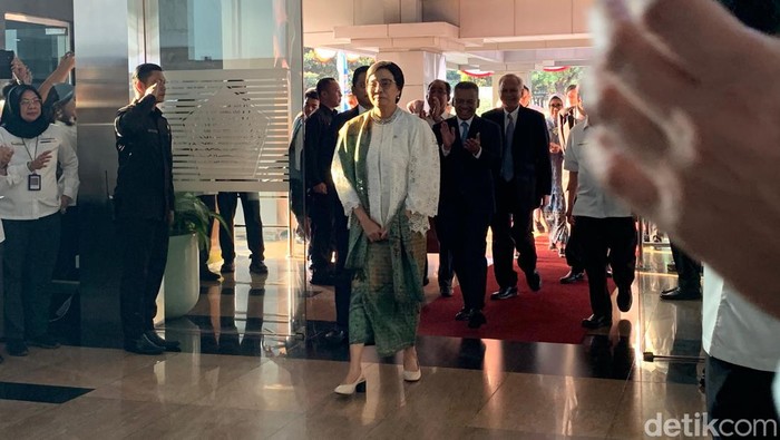 Sri Mulyani Indrawati kembali menjabat sebagai Menteri Keuangan untuk periode 2024-2029. Kedatangannya ke Kemenkeu disambut para pegawai.