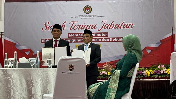 Muhaimin Iskandar (Cak Imin) menjalani upacara serah terima jabatan sebagai Menko Pemberdayaan Masyarakat siang ini.