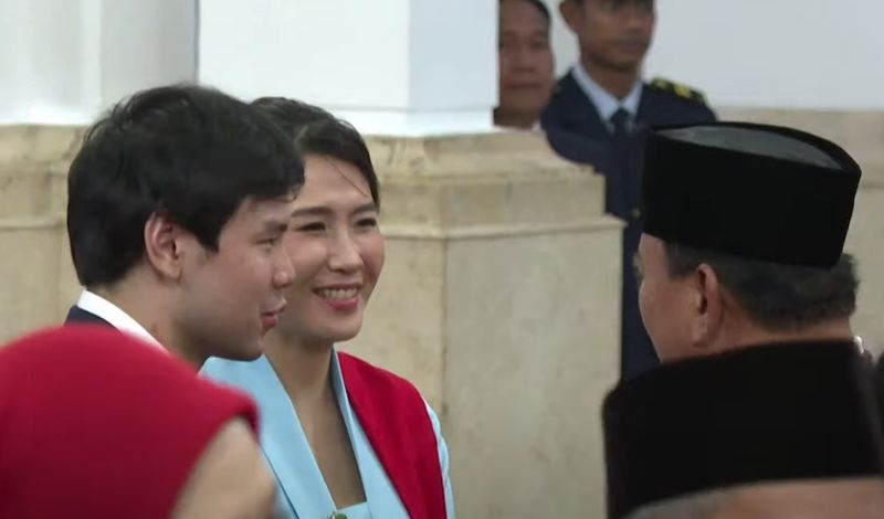 Nicholas Sean saat menemani Veronica Tan dilantik sebagai Wamen PPPA (dok. YouTube Setpres)