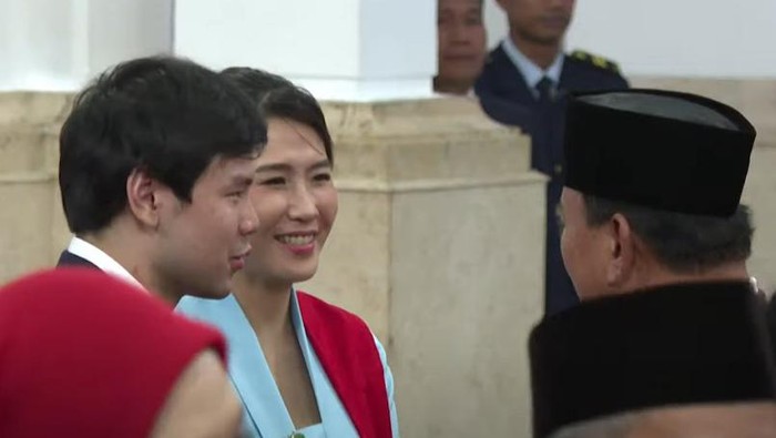 Nicholas Sean saat menemani Veronica Tan dilantik sebagai Wamen PPPA (dok. YouTube Setpres)