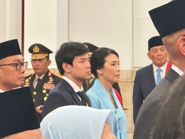 Di acara pelantikan, Veronica didampingi putra sulungnya, Nicholas Purnama. Sebelum menjadi wamen PPPA, Veronica Tan dikenal aktif berkegiatan sosial setelah bercerai dari Ahok. Saat ini dia merupakan Ketua Yayasan Kanker Indonesia (YKI) DKI Jakarta. Veronica juga pendiri yayasan non-profit, Yayasan Waroeng Imaji, yang bertujuan utama untuk membina dan menyalurkan minat dan bakat anak-anak rusun DKI Jakarta dalam bidang seni budaya, keterampilan, dan meningkatkan literasi. (Isal/detikcom)