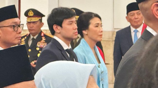 Nicholas Sean saat menemani Veronica Tan dilantik sebagai Wamen PPPA (Isal/detikcom)