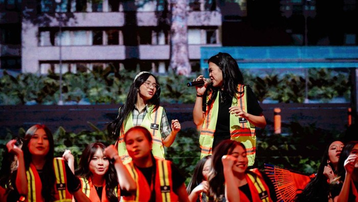 Para Pelajar Ini Gelar Pertunjukan Pentas Drama Musikal untuk Amal Yayasan Iman, Pengharapan dan Kasih (IPEKA) merayakan puncak hari ulang tahun (HUT) ke-45 dengan menggelar pentas drama musikal bertajuk βEbenezer The Musicalβ. Pentas amal ini dihadiri sekitar 4.500 penonton.