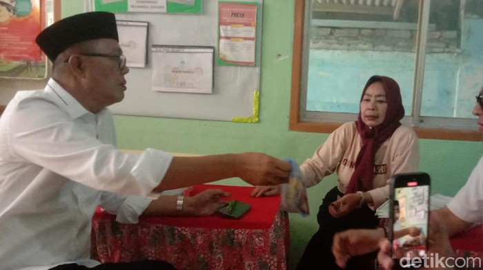 Paslon Wali Kota dan Wakil Wali Kota Sukabumi nomor urut 2 Ayep Zaki-Bobby Maulana saat menyambangi Posyandu di wilayah Cikole, Kota Sukabumi