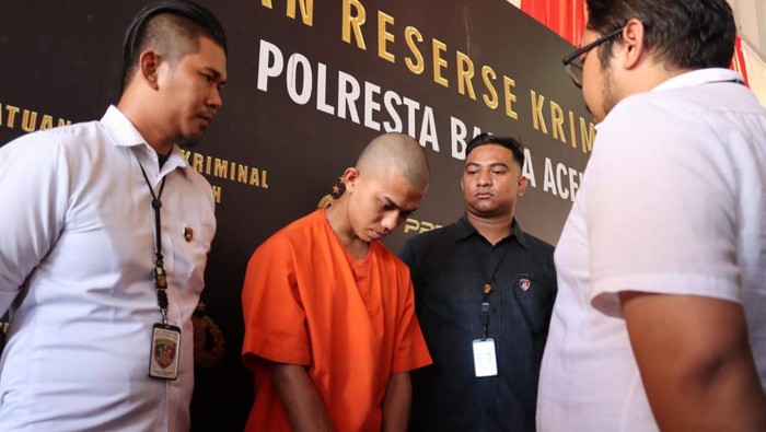 Pelaku berinisial ZF (20) usai ditangkap polisi. (dok. Polresta Banda Aceh)