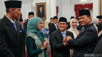 Para menteri didampingi rohaniwan mengikuti sumpah jabatan yang dibacakan Prabowo.