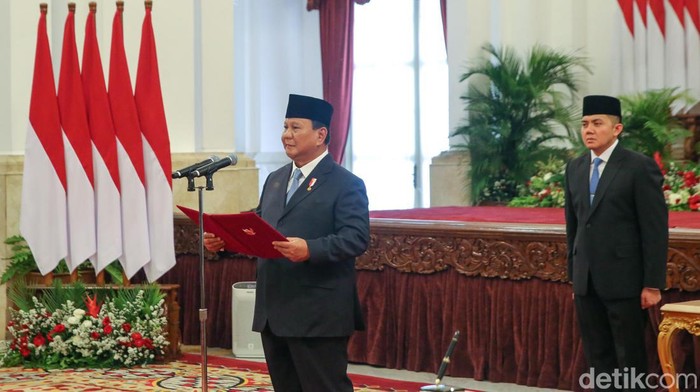 Presiden RI Prabowo Subianto melantik Menteri Kabinet Merah Putih di Istana Negara, Jakarta, Senin (21/10/2024). Dalam pelantikan ini Prabowo membacakan sumpah yang diikuti para menteri hingga pejabat setingkat menteri.