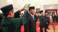 Prabowo kemudian mengambil sumpah jabatan para menteri.   