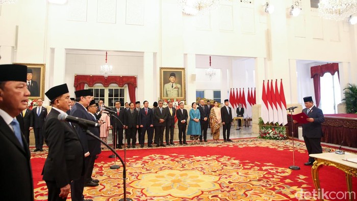 Pelantikan Menteri Kabinet Merah Putih Presiden RI Prabowo Subianto melantik Menteri Kabinet Merah Putih di Istana Negara, Jakarta, Senin (21/10/2024). Dalam pelantikan ini Prabowo membacakan sumpah yang diikuti para menteri hingga pejabat setingkat menteri.