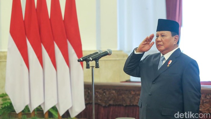 Presiden RI Prabowo Subianto melantik Menteri Kabinet Merah Putih di Istana Negara, Jakarta, Senin (21/10/2024). Dalam pelantikan ini Prabowo membacakan sumpah yang diikuti para menteri hingga pejabat setingkat menteri.