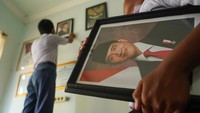 Seorang siswa memasang foto Presiden Prabowo Subianto dan Wakil Presiden Gibran Rakabuming Raka di ruang kepala sekolah SLB Negeri 1 Makassar, Sulawesi Selatan, Senin (21/10/2024). Pemasangan ini dilakukan sebagai bagian dari tradisi lembaga pendidikan untuk menunjukkan presiden dan wakil presiden yang baru setelah pelantikan resmi pada 20 Oktober 2024. ANTARA FOTO/Hasrul Said  