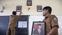 Guru memasang foto Presiden Prabowo Subianto di salah satu ruang kelas SDN Sukamaju 2, Kota Cimahi, Jawa Barat, Senin (21/10/2024). Prabowo Subianto dan Gibran Rakabuming Raka dilantik sebagai Presiden dan Wakil Presiden Republik Indonesia untuk masa bakti 2024-2029. ANTARA FOTO/Abdan Syakura