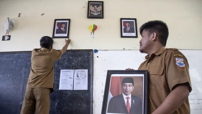 Guru memasang foto Presiden Prabowo Subianto di salah satu ruang kelas SDN Sukamaju 2, Kota Cimahi, Jawa Barat, Senin (21/10/2024). Prabowo Subianto dan Gibran Rakabuming Raka dilantik sebagai Presiden dan Wakil Presiden Republik Indonesia untuk masa bakti 2024-2029. ANTARA FOTO/Abdan Syakura/agr/rwa.