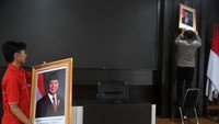 Anggota Polresta Bogor Kota bersama pekerja memasang pigura bergambar Presiden Prabowo Subianto dan Wakil Presiden Gibran Rakabuming Raka di Aula Polresta Bogor Kota, Jalan Kapten Muslihat, Kota Bogor, Jawa Barat, Senin (21/10/2024). Polresta Bogor Kota mulai memasang foto Presiden Prabowo Subianto dan Wakil Presiden Gibran Rakabuming Raka di lingkungan kerja mereka setelah MPR secara resmi melantik Presiden dan Wakil Presiden RI periode 2024-2029 Prabowo Subianto dan Gibran Rakabuming Raka pada Minggu, 20 Oktober. ANTARA FOTO/Arif Firmansyah  