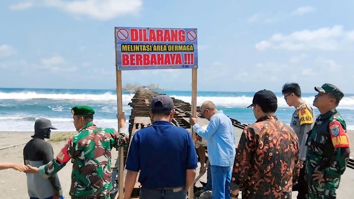 Pemasangan papan larangan di jembatan eks dermaga tambang di Sukabumi.