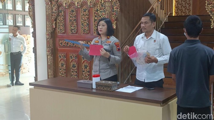 Sesi jumpa pers kasus pembacokan pedagang bensin di Polrestabes Semarang, Senin (21/10/2024).