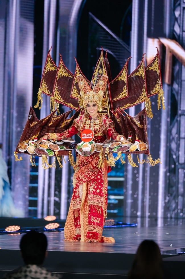 “National Costume itu bisa menjadi sarana promosi wisata Indonesia di mata dunia. Makanan padang itukan grande dan sangat Indonesia. Maka saya berharap dari National Costume yang otentik, unik dan fresh ini Nova bisa cerita ke kontestan lainnya bahwa ini adalah masakan Padang, salah satu makanan khas Indonesia yang rasanya luar biasa. Silahkan datang ke Indonesia untuk mencicipinya”, ujar Ivan. Foto: Dok. Yayasan Dunia Mega Bintang