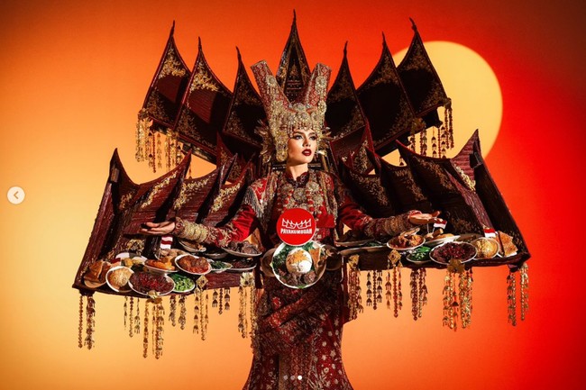 Ivan Gunawan, mengatakan bahwa desain kostum tema masakan padang ini adalah gambaran terhadap kebanggaan akan budaya dan kecintaan yang mendalam terhadap makanan khas Indonesia. Foto: Dok. Yayasan Dunia Mega Bintang
