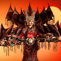 Ivan Gunawan, mengatakan bahwa desain kostum tema masakan padang ini adalah gambaran terhadap kebanggaan akan budaya dan kecintaan yang mendalam terhadap makanan khas Indonesia. Foto: Dok. Yayasan Dunia Mega Bintang