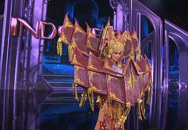 Proses pembuatan kostum nasional yang dipakai Nova di Grand International 2024 ini memerlukan waktu tiga minggu. Annisa Banyuwangi mengatakan tantangan dalam membuat kostum adalah pada faktor buka tutupnya. “Agak susah, karena di dalamnya terdapat banyak piring dengan aneka lauk khas masakan padang,” kata Annisa, desainer kostum nasional tersebut. Foto: Dok. Yayasan Dunia Mega Bintang