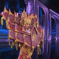 Proses pembuatan kostum nasional yang dipakai Nova di Grand International 2024 ini memerlukan waktu tiga minggu. Annisa Banyuwangi mengatakan tantangan dalam membuat kostum adalah pada faktor buka tutupnya. “Agak susah, karena di dalamnya terdapat banyak piring dengan aneka lauk khas masakan padang,” kata Annisa, desainer kostum nasional tersebut. Foto: Dok. Yayasan Dunia Mega Bintang