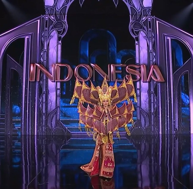 Inilah aksi Nova Liana saat mengikuti sesi penjurian kostum nasional di kontes kecantikan miss Grand International 2024 yang berlangsung di MGI Hall, Bangkok, Thailand, Minggu (20//10/2024).  Foto: Dok. Yayasan Dunia Mega Bintang