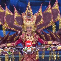 Sesuai dengan namanya, Nova mengenakan kostum unik yang awalnya berbentuk rumah gadang, namun saat dibuka ada deretan masakan padang mulai dari rendang, sambal hijau, dendeng hingga tunjang.  Foto: Dok. Yayasan Dunia Mega Bintang