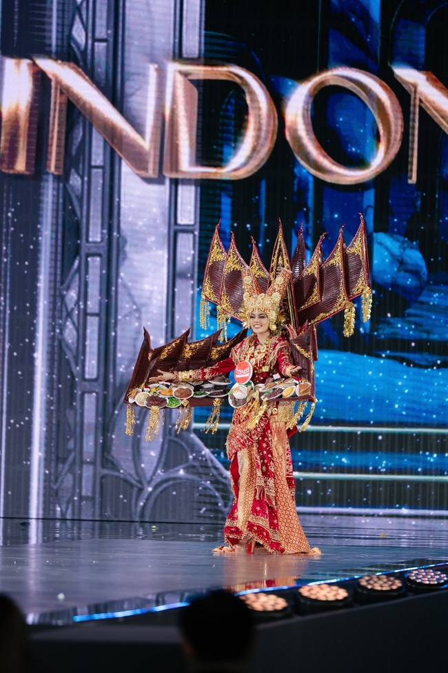 Pada sesi kompetisi kostum nasional, Nova Liana membawakan kostum nasional bertema “The Royal Flavors Of Payakumbuah” karya desainer Annisa Banyuwangi. Foto: Dok. Yayasan Dunia Mega Bintang