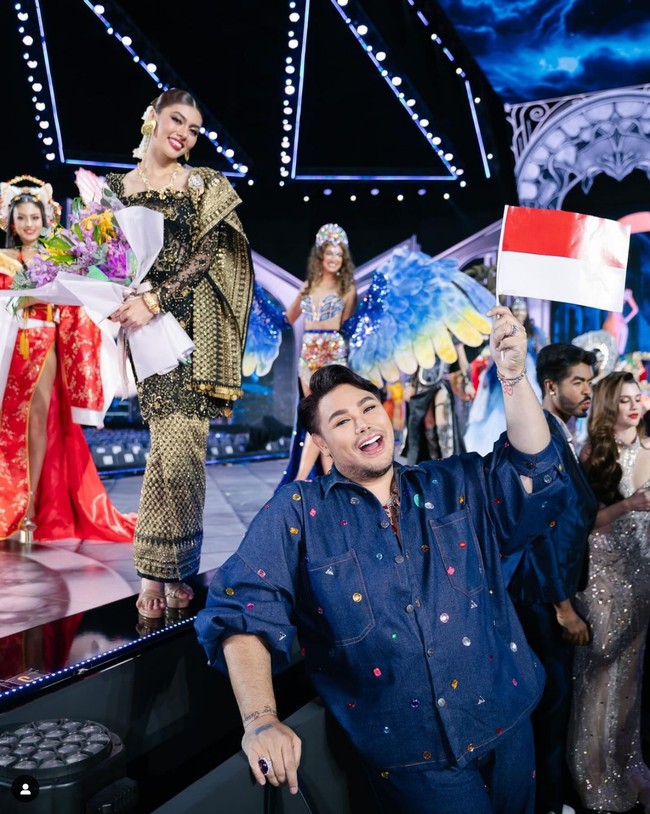 Pada sesi penjurian kostum nasional di Miss Grand International 2024 ini, Ivan Gunawan selaku national director Miss Grand Indonesia turut hadir. Dia memberikan dukungan untuk anak didiknya Nova Liana. Foto: Dok. Yayasan Dunia Mega Bintang