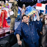 Pada sesi penjurian kostum nasional di Miss Grand International 2024 ini, Ivan Gunawan selaku national director Miss Grand Indonesia turut hadir. Dia memberikan dukungan untuk anak didiknya Nova Liana. Foto: Dok. Yayasan Dunia Mega Bintang