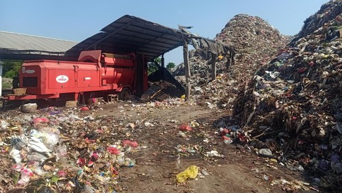 Pengoperasian mesin pengolah sampah refuse derived fuel (RDF) di TPA Peh, Desa Kaliakah, Kecamatan Negara, Jembrana, Bali, Jumat (18/10/2024). (Fptp: I Putu Adi Budiastrawan/detikBali)