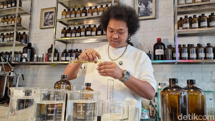 Peracik parfum di Surabaya Achmad Arianto