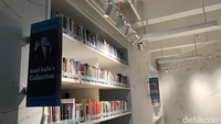 Meskipun koleksi buku di Perpustakaan Jusuf Kalla UIII saat ini jumlahnya belum terlalu banyak, perpustakaan ini tetap berkomitmen untuk terus menambah dan memperkaya koleksi literatur yang tersedia bagi pengunjung.