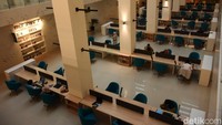 Begitu memasuki perpustakaan milik UIII ini, pengunjung disambut oleh suasana yang terbuka dan dinamis. Meja panjang yang tersusun rapi, dipadukan dengan kursi berwarna biru, menciptakan lingkungan belajar yang nyaman.  